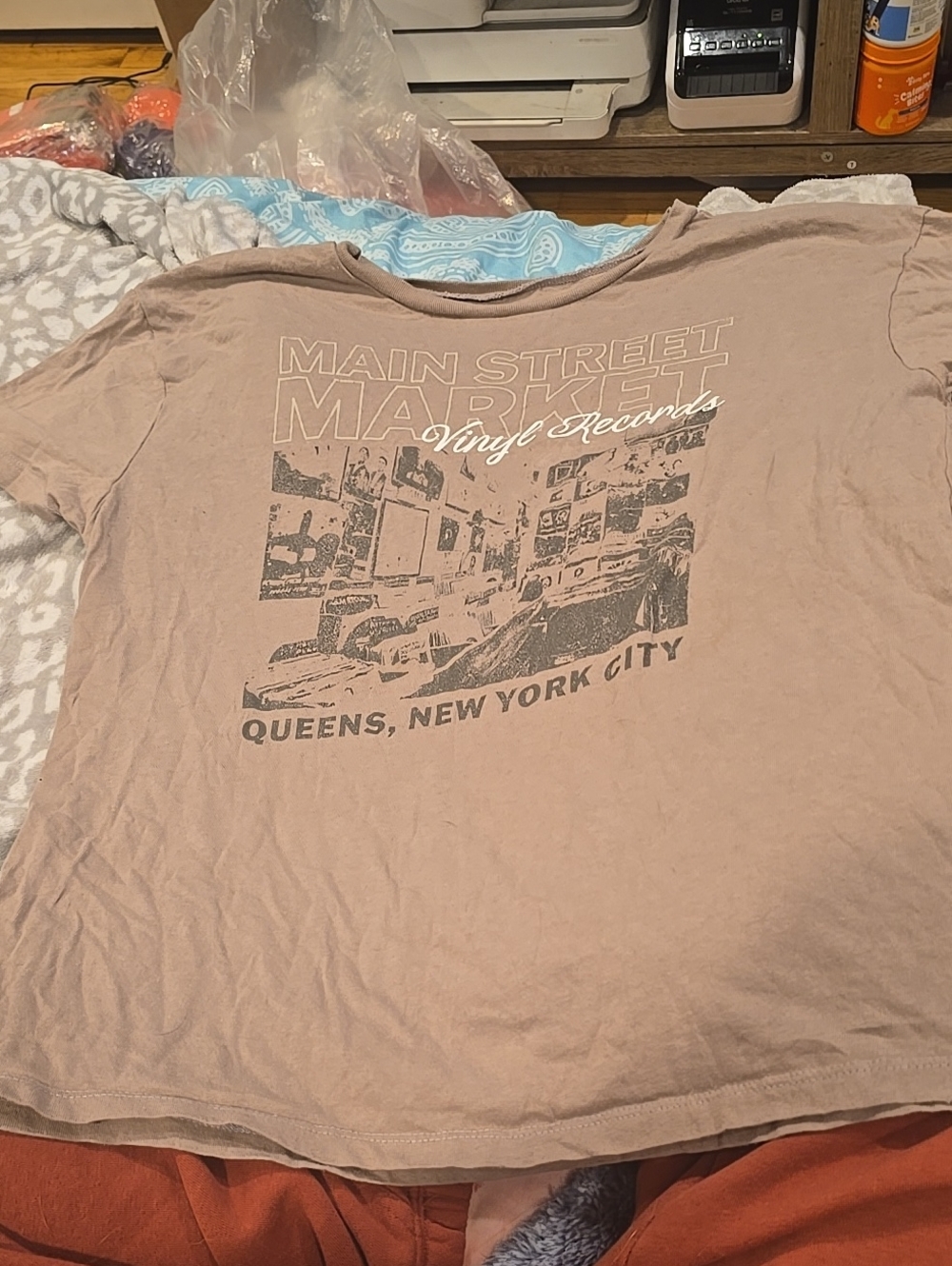 ❤️10/$10 Main Street Market Queens Graphic Tee - Taupe